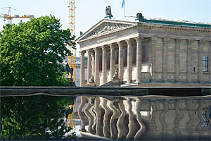 Alte Nationalgalerie mit Brunnen