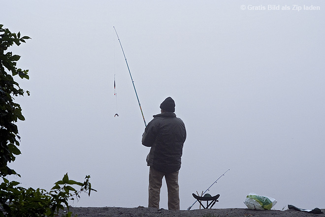 Ein Angler im Nebel