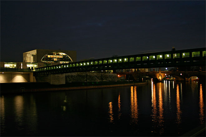 Holz-Brücke zum Bundeskanzleramt 