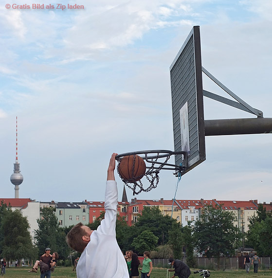 Dunking beim Basketball