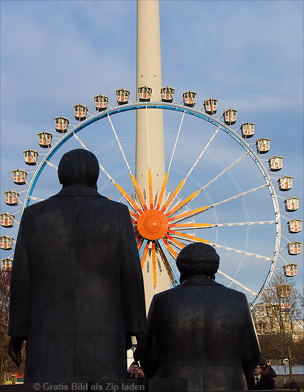 Marx und Engels Denkmal vorm Riesenrad