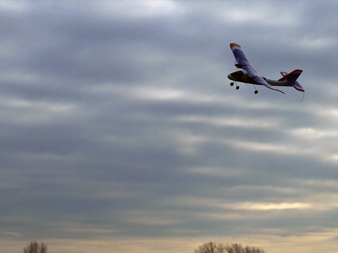 Modellflugzeug zur Landung bereit