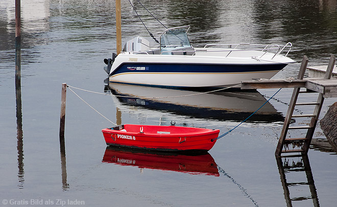 Rotes Ruderboot